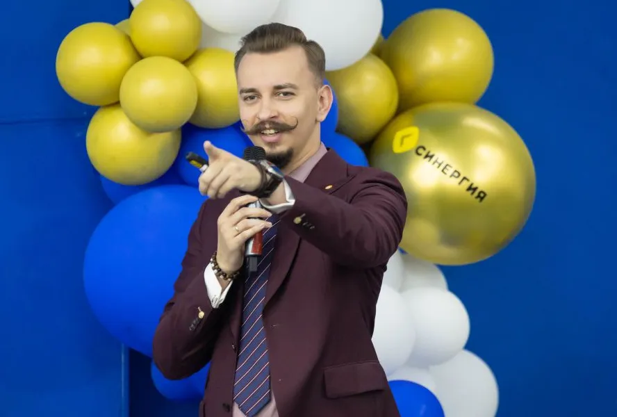 Виталий Арбузов на сцене университета «Синергия»